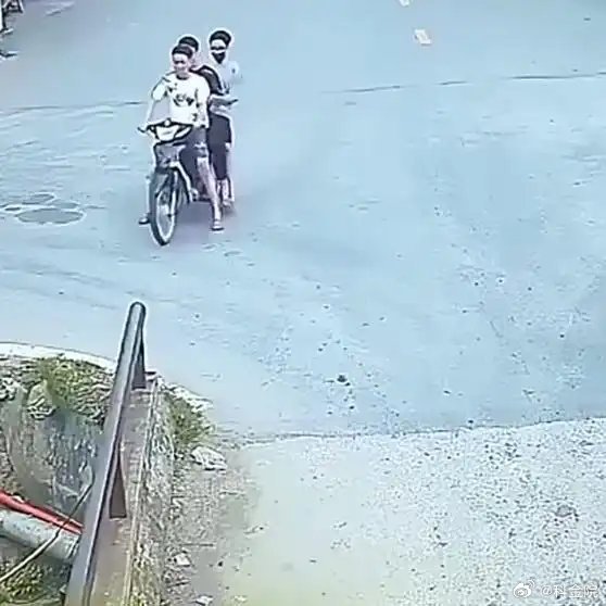 《监控下的离谱瞬间，要不是有监控，我是真不相信！》播放量：17万点赞量：1417