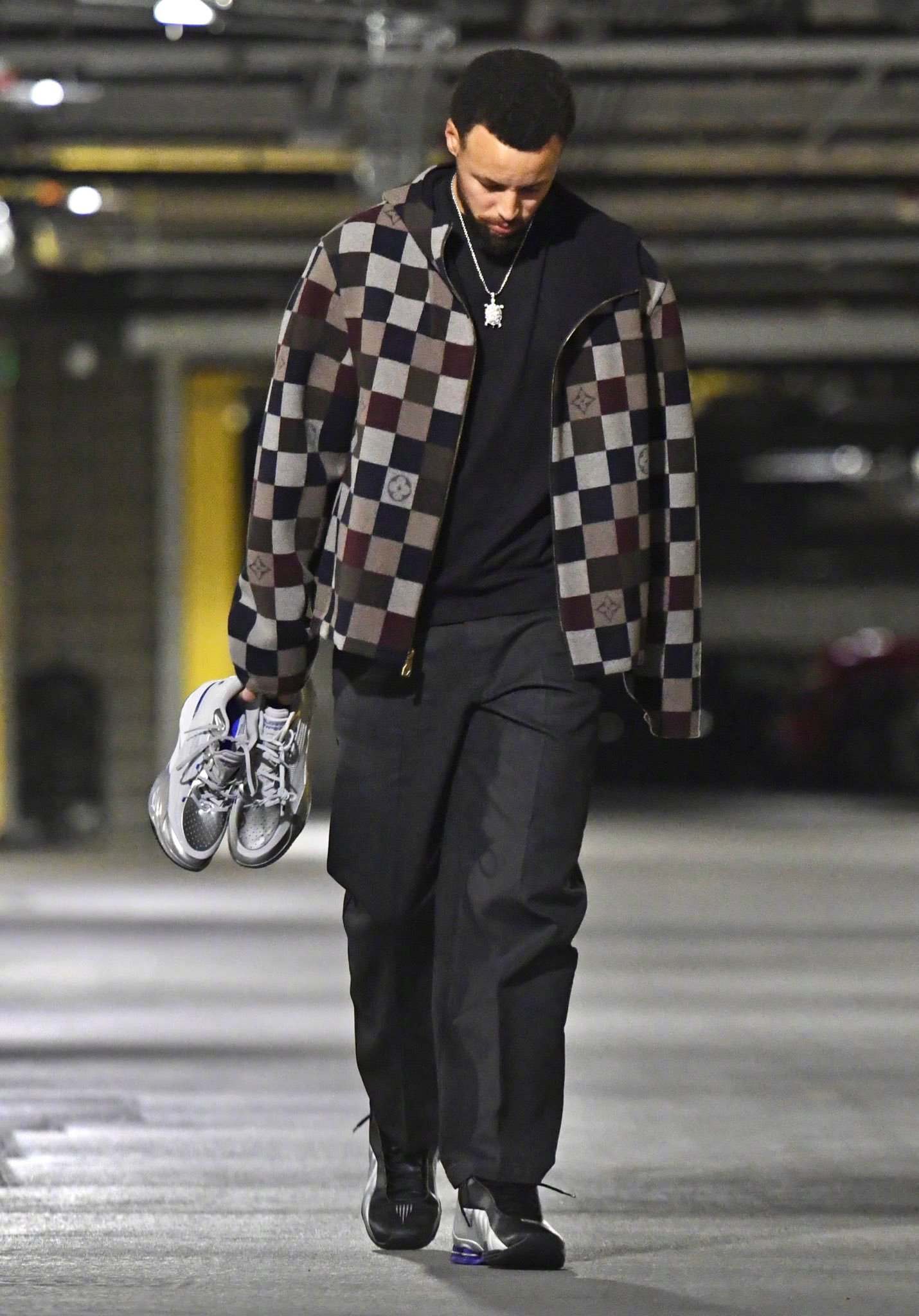 库里今天的三双鞋有两双都有点出乎意料。Shox系列小时候很多国产品牌照搬这个造型