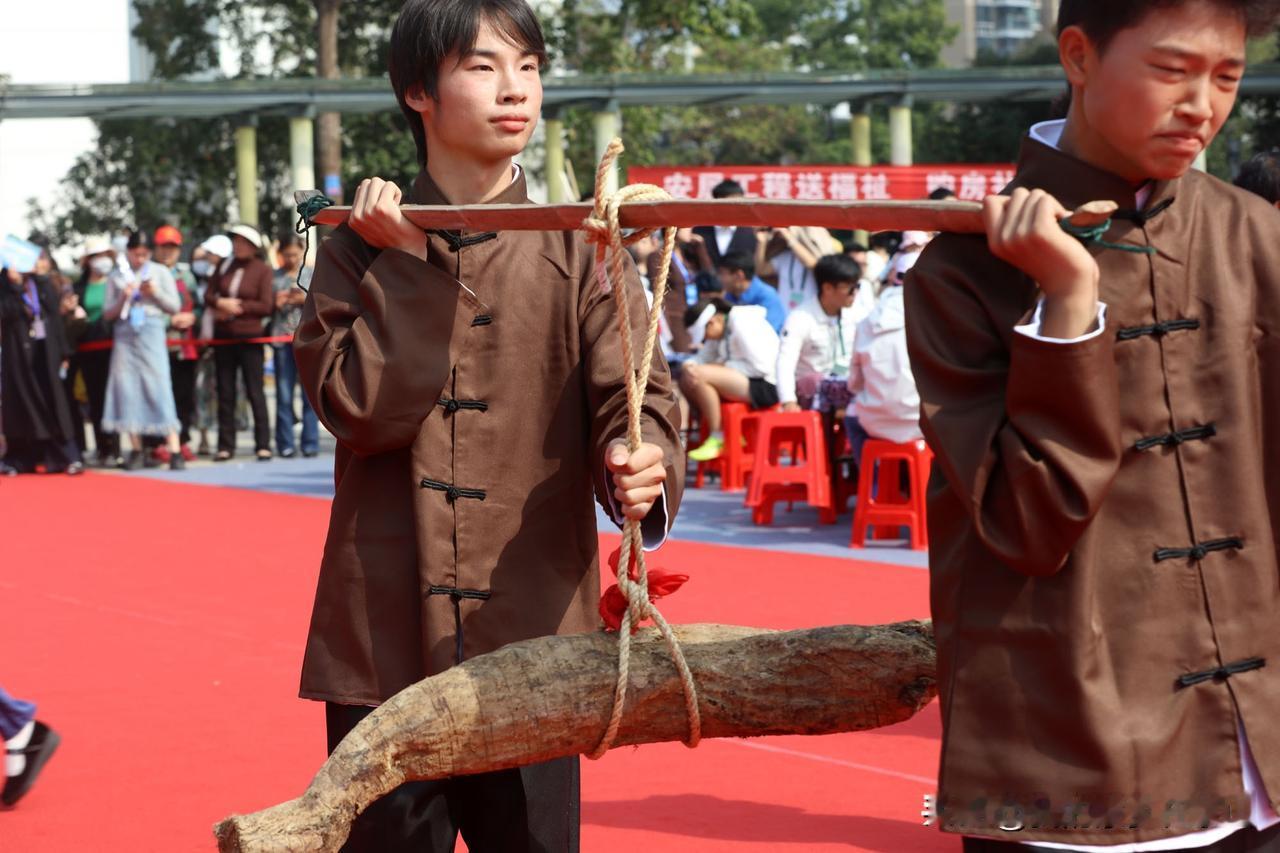 这是京山的两种名优特产，你知道小伙抬的是什么，手推车推的是什么吗？你们哪里有吗？