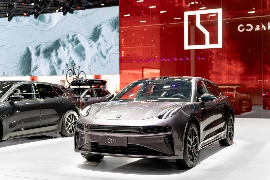 在广州国际车展的聚光灯下，极氪9X的登场，不仅是品牌的展示，更是一份沉甸甸的成绩