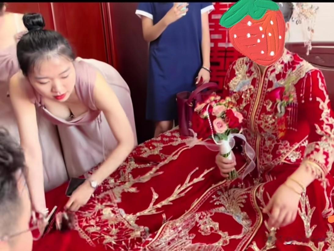 你喜欢天然美女吗大方的伴娘，在新娘眼皮子底下，把新郎都整迷糊啦，很有实力啊婚庆伴