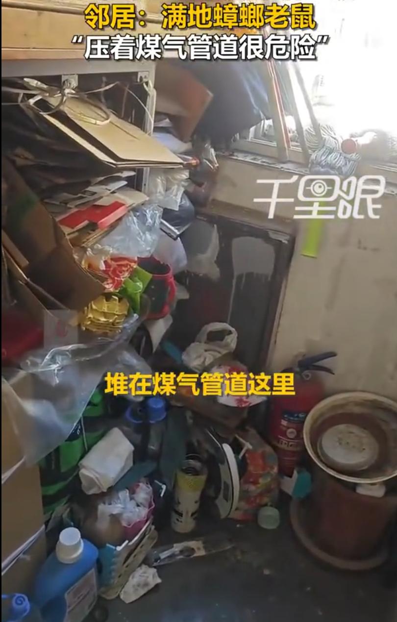 这位哥们是啥毛病啊？专爱存储垃圾，楼道内堆满垃圾，引起邻居不满！
前不久，安徽芜