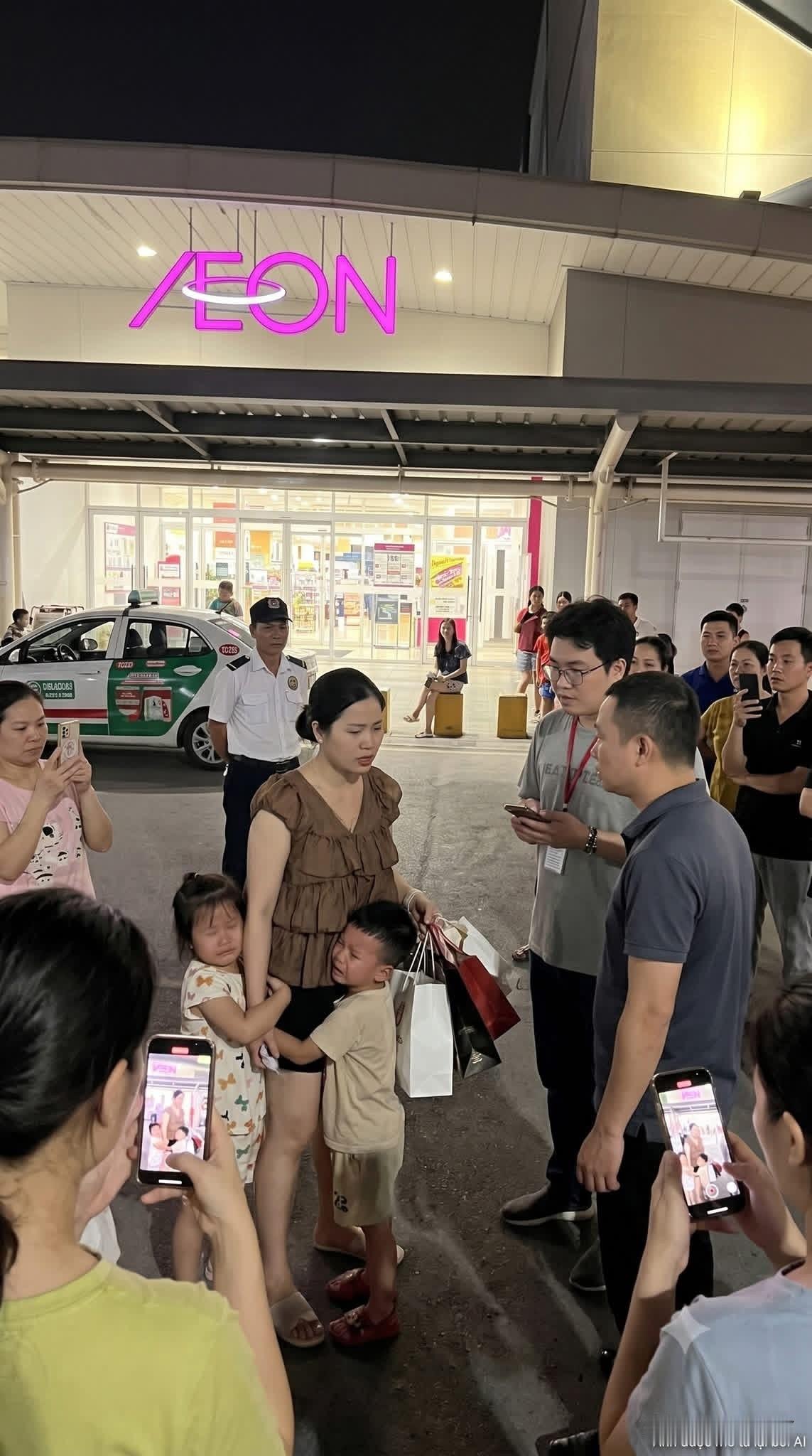 敷衍道歉引越南民众不满

近日，越南河内永旺购物中心龙边店保安错误指控顾客盗窃一