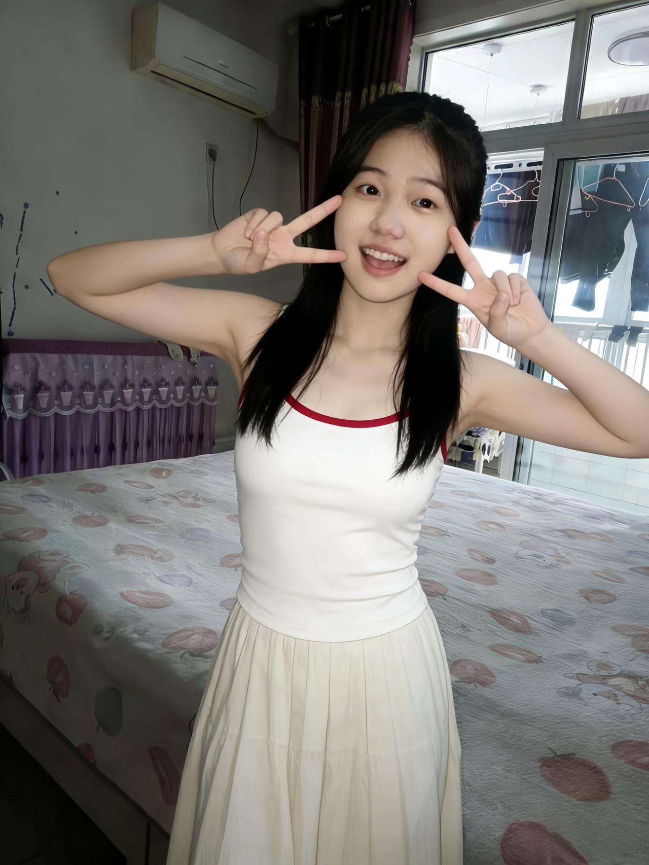 白裙曳地惹风柔，红衬轻萦锁骨秋。
立尽小窗人不语，一帘花影落肩头。