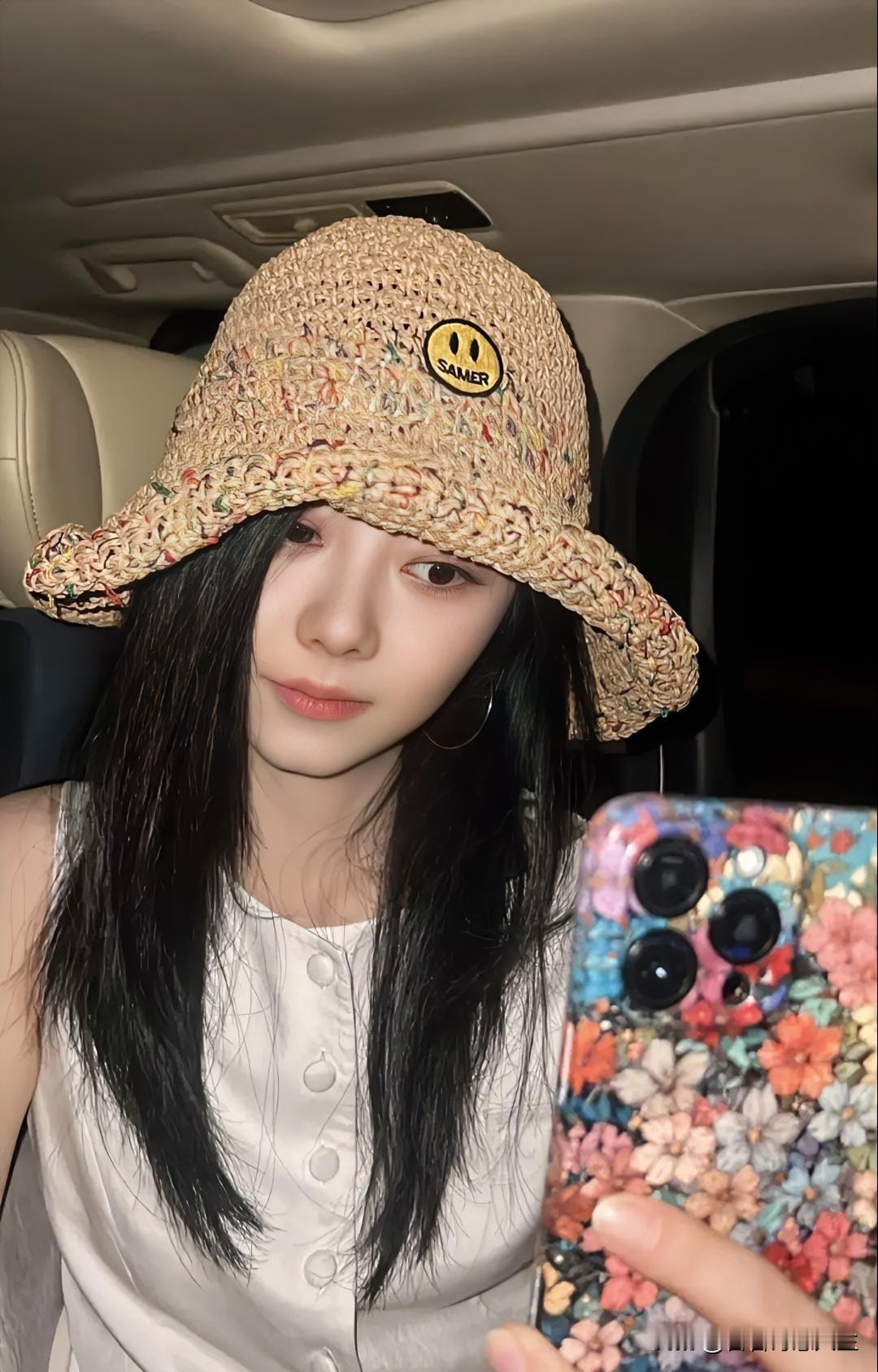 谭松韵的自拍也太自然了吧，完全看不出修图痕迹~白鹿自拍 谭松韵捧花照 软妹感自拍