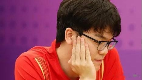 稍有遗憾！在28日进行的杭州亚运会围棋男子个人赛决赛中，中国棋手柯洁负于中国台北