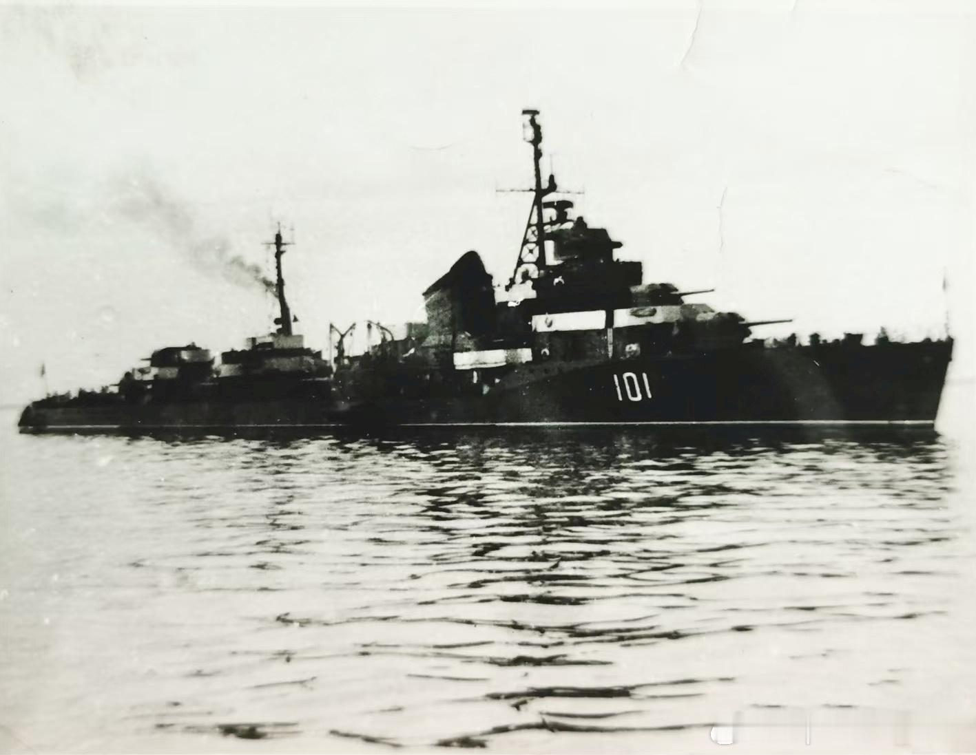 鞍山号驱逐舰。原为苏联07型驱逐舰“Решительны果敢”号，1941年9月