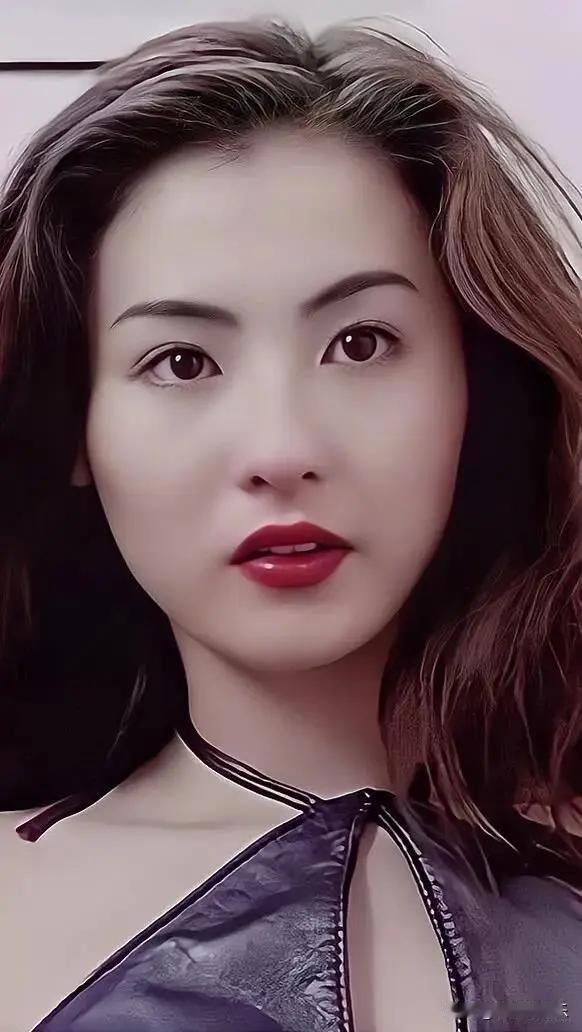 如今40多岁，独自抚养三个儿子大半辈子，退去少女的锋芒，少了清涩，多了份从容温婉