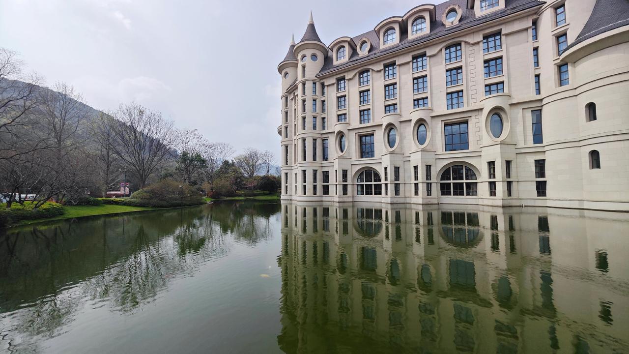 来安吉之前，我对城堡酒店的想象还停在遥远的欧式古堡里，直到住进这家银润锦江城堡酒