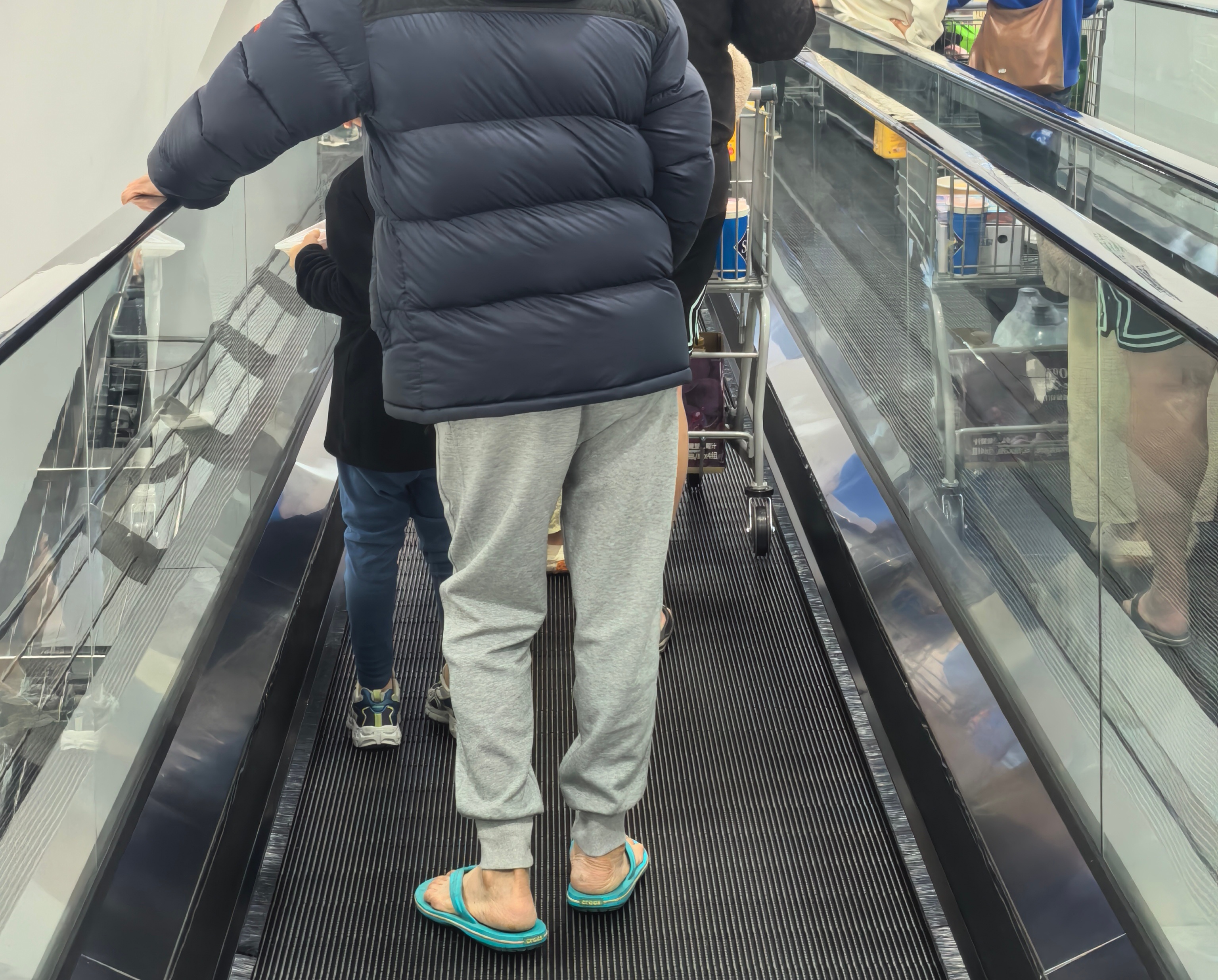 羽绒服配拖鞋，这就是广东。 时尚穿搭