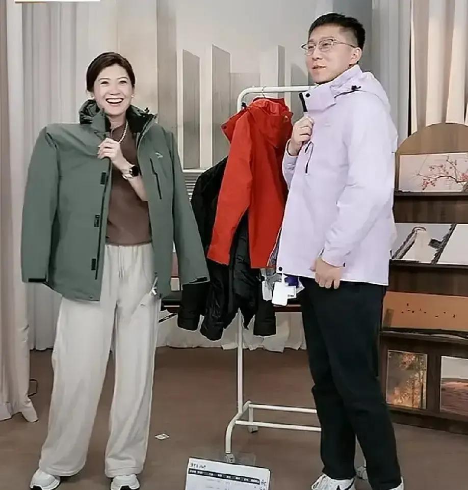 盼盼把裤子翻个面就敢讲版型，我隔着屏幕都替她捏汗。
导演一句库存不多，她直接放弃