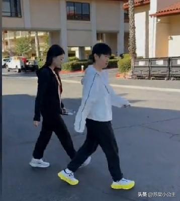 笑死我了！孙颖莎4:3战胜蒯曼夺冠后，和一个小姐妹出来逛街！

有球迷看到孙颖莎
