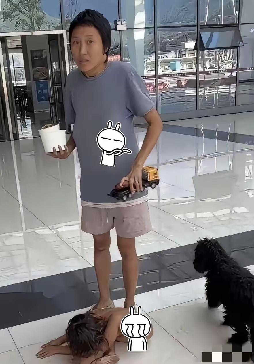 “野人小孩”的父亲是一个狗场的老板，

    母亲是研究生学历，

    两