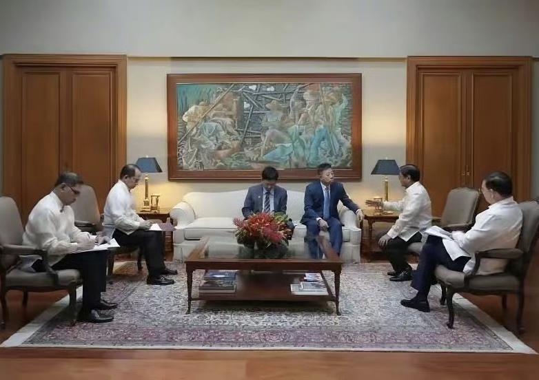 “来来来，坐坐，请坐中间！”
这张照片是，菲律宾海上侵扰了中国后，小马科斯请中国