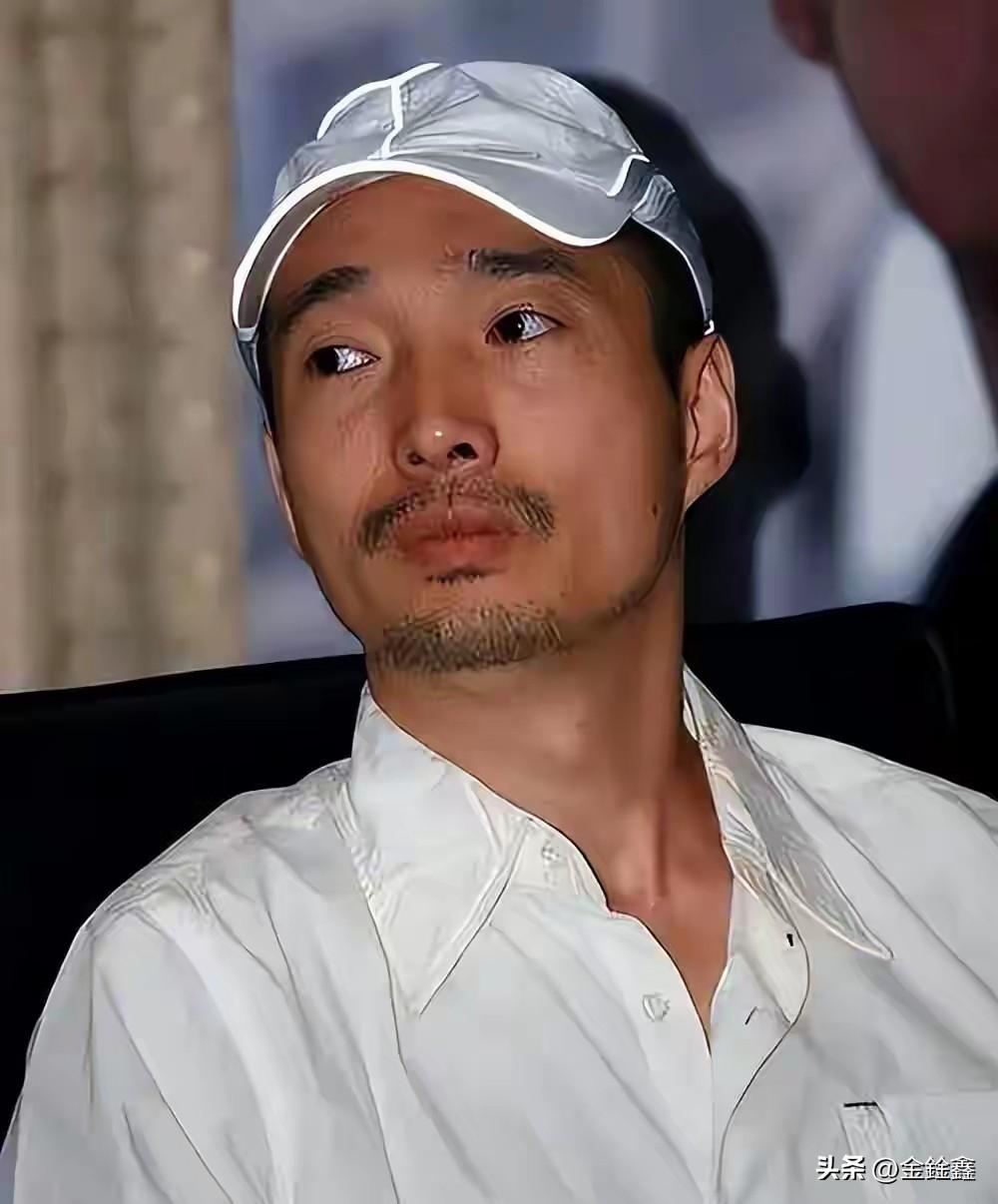 在娱乐圈这个看脸的名利场里，李易祥绝对是个“异类”。他长着一张扔进人堆就找不着的