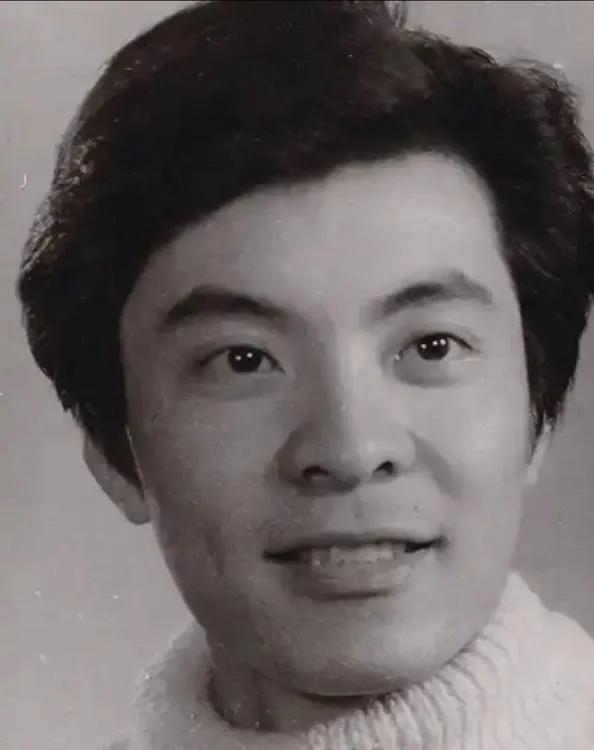 看青年刘威的这双水汪汪的桃花眼，注定他有女人缘。
都认为何晴的前男友刘威不算帅，