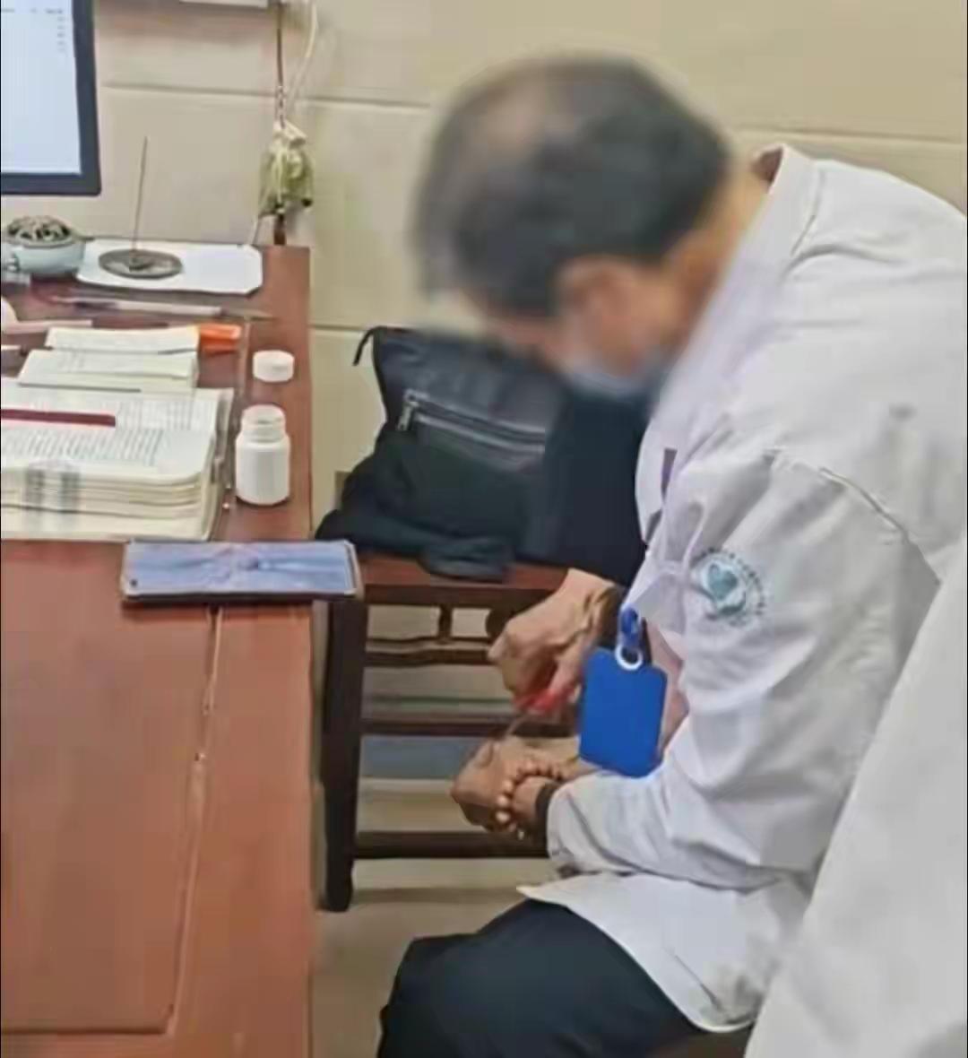 中医专家让助手把脉开药致孕妇流产？患者：他还当着患者面剪脚指甲；浙江金华婺城区卫