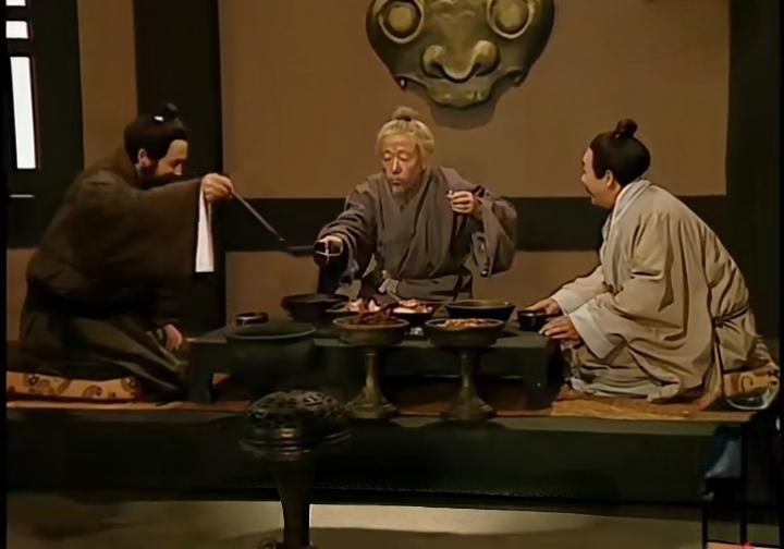 穿越三千年，你的餐桌胜过周天子。
深夜刷着手机，冰箱里拿出一罐可乐，桌上摆着外卖