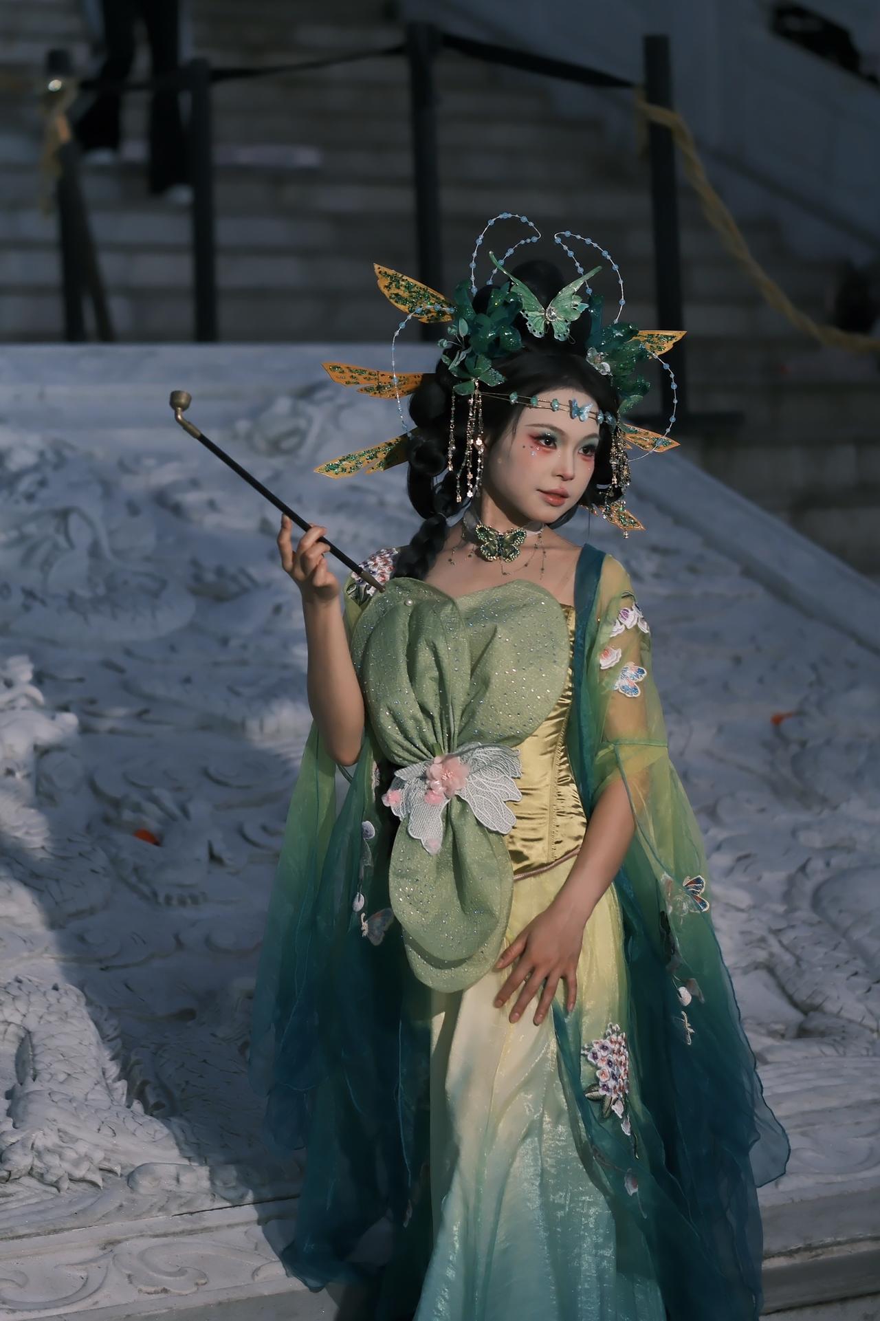 古镇龙城阁的楼下，抓拍两张国风美学汉服妆造 国风古韵cos 古风神话之美 古风c