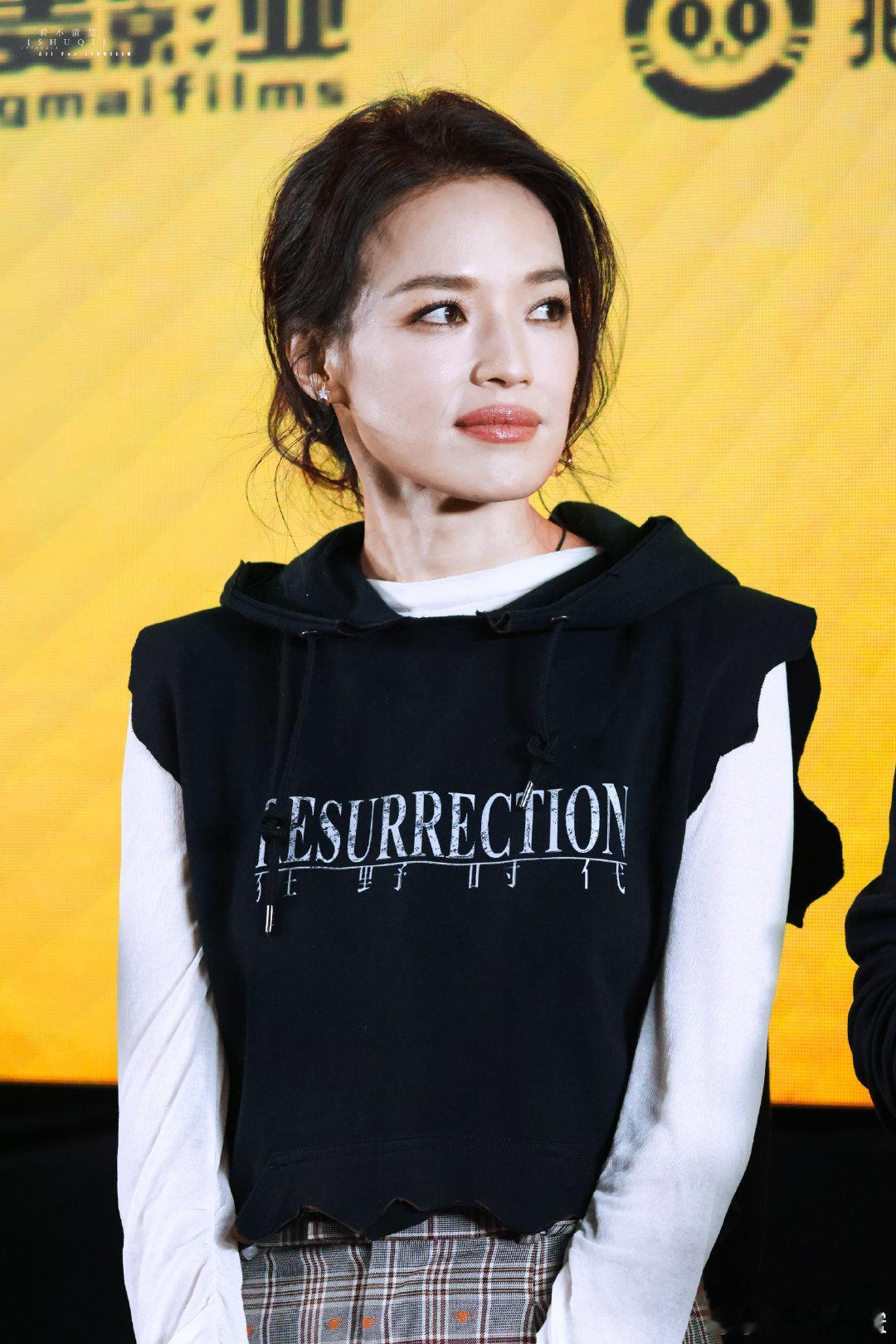 又被舒淇美到了！电影里演绎未来科幻，现实中美到超越时代。首映礼上白T碎发都那么耀