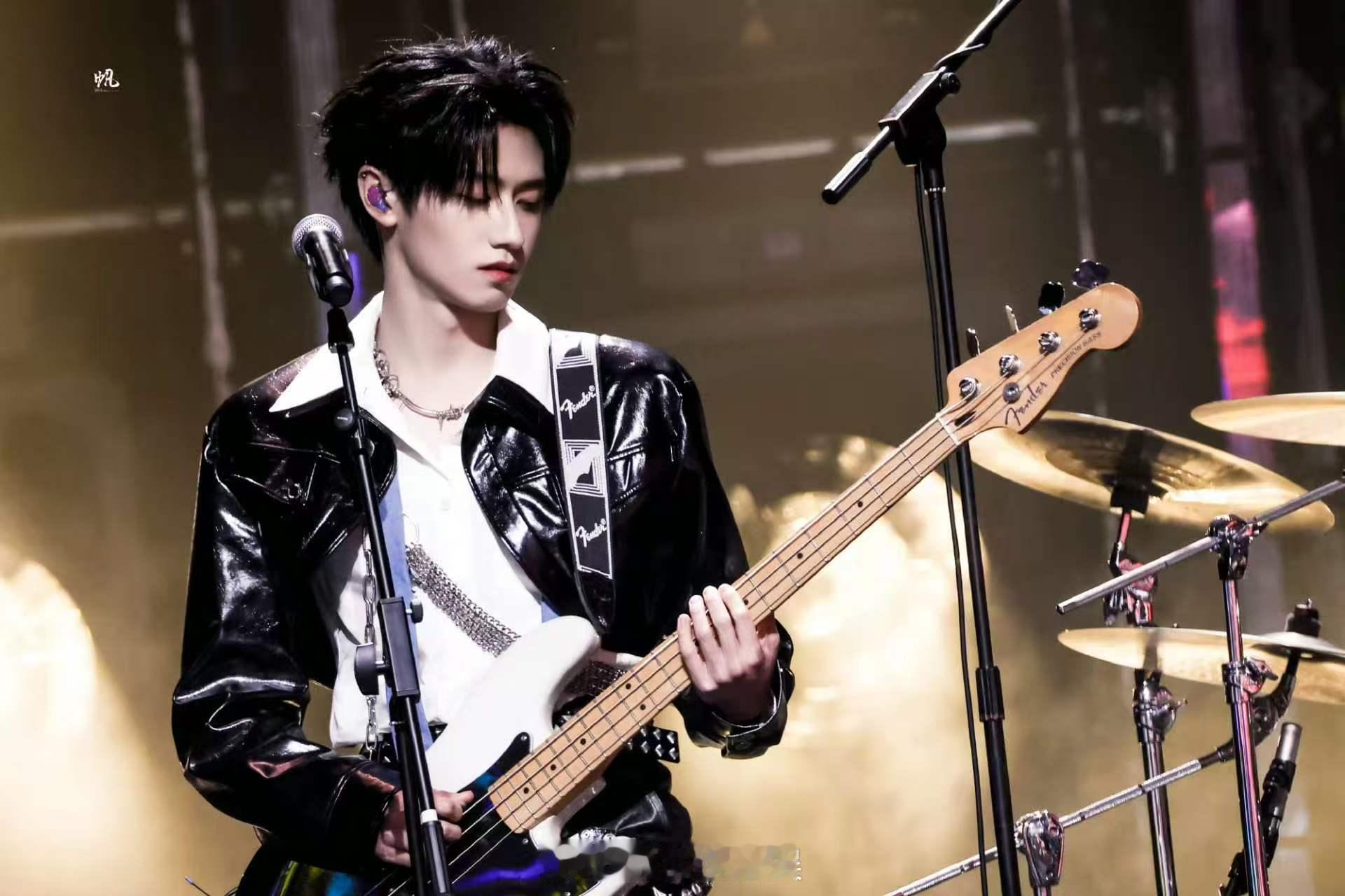 朱志鑫猫系摇滚巨星 荣耀之战演唱会朱志鑫猫系摇滚炸场！《心似狂潮》乐队舞台上，他