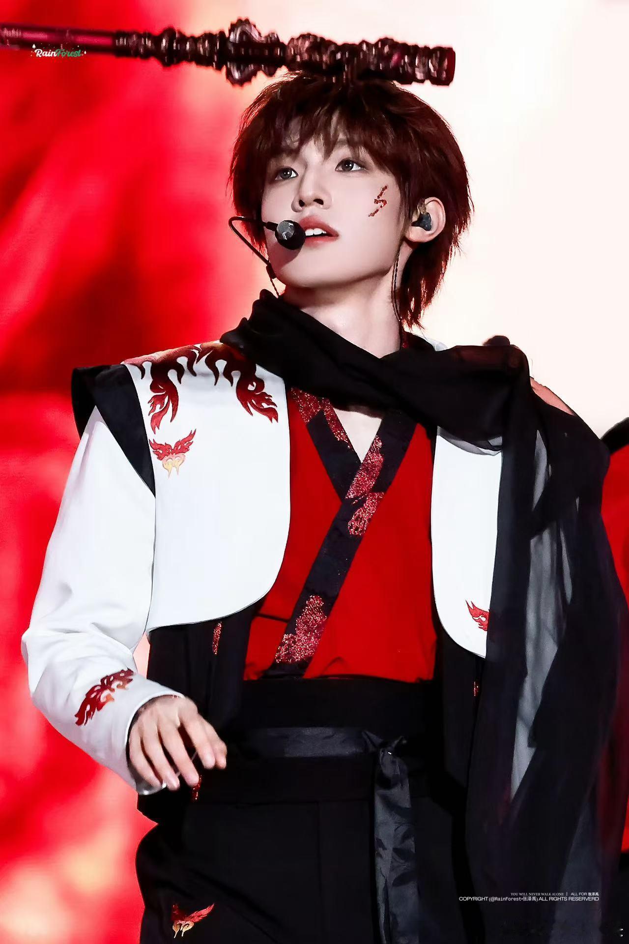 张泽禹新音挑染 真的会被张泽禹迷晕，新音挑染造型又帅又有辨识度，喜欢上他之后，这