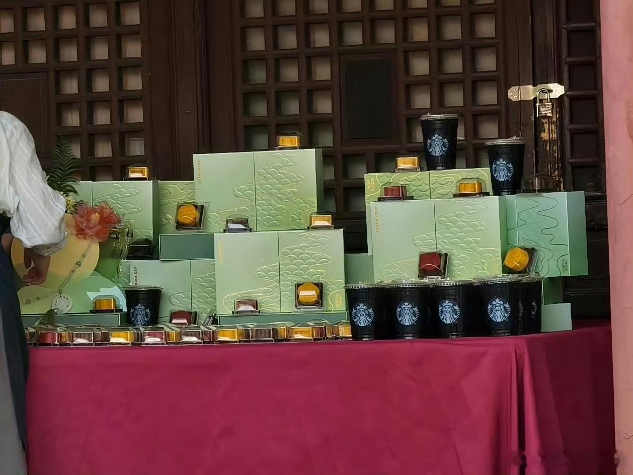 陈丽君请祝姑娘剧组吃月饼 🌶️陈丽君请《祝姑娘》剧组吃星巴克的月饼和咖啡，还有