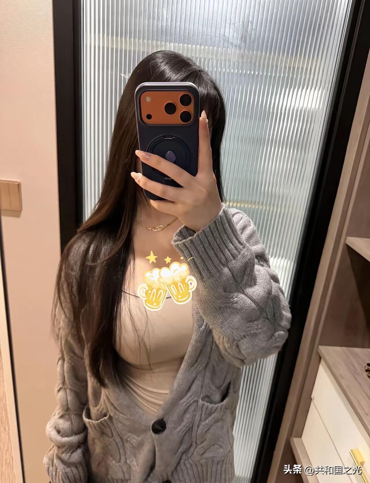 温暖冬日穿搭，灰色毛衣搭配星星项链，元气满满！🌟✨