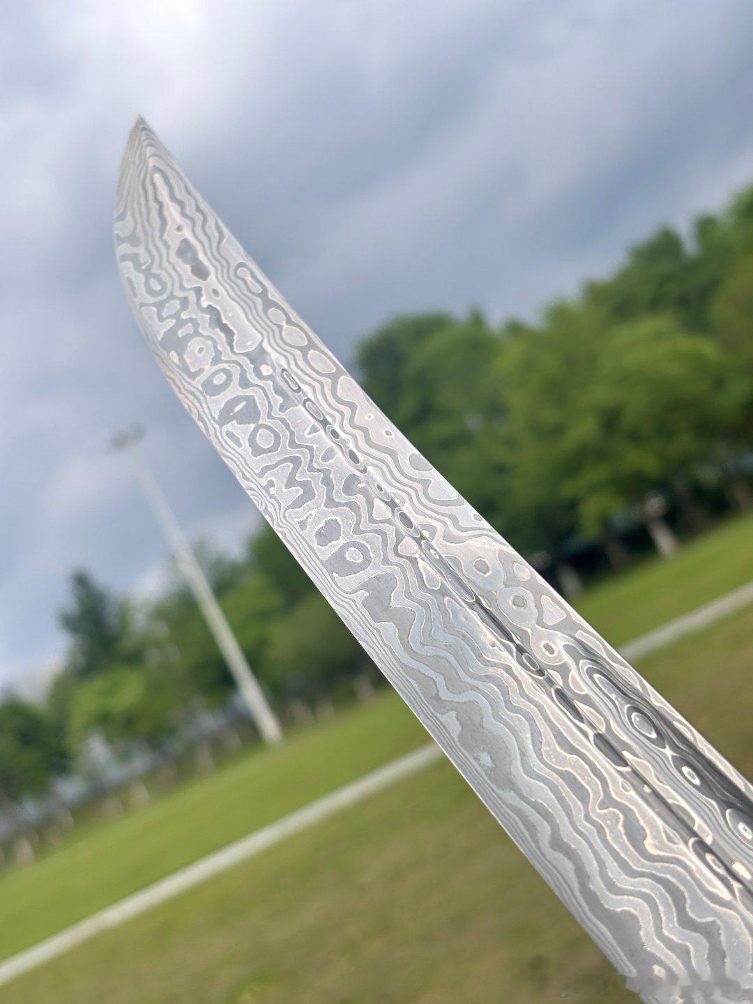 明天上这只弯刀整体简约，主打刀条这三张图是垃圾手机随便拍的没有任何滤镜，你们随便