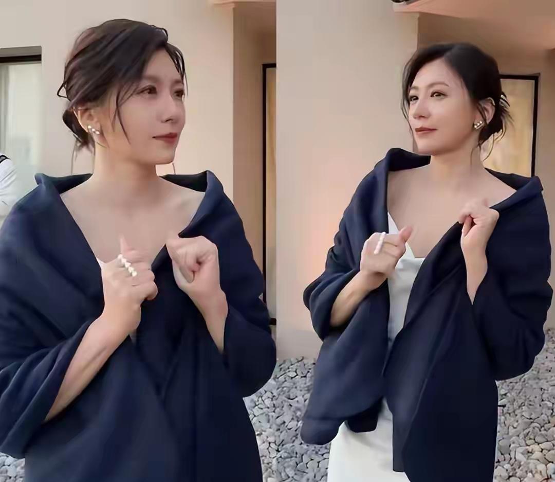 52岁贾静雯和56岁王琳近期分别亮相不同活动，状态反差超大。王琳在上海时装周穿粉