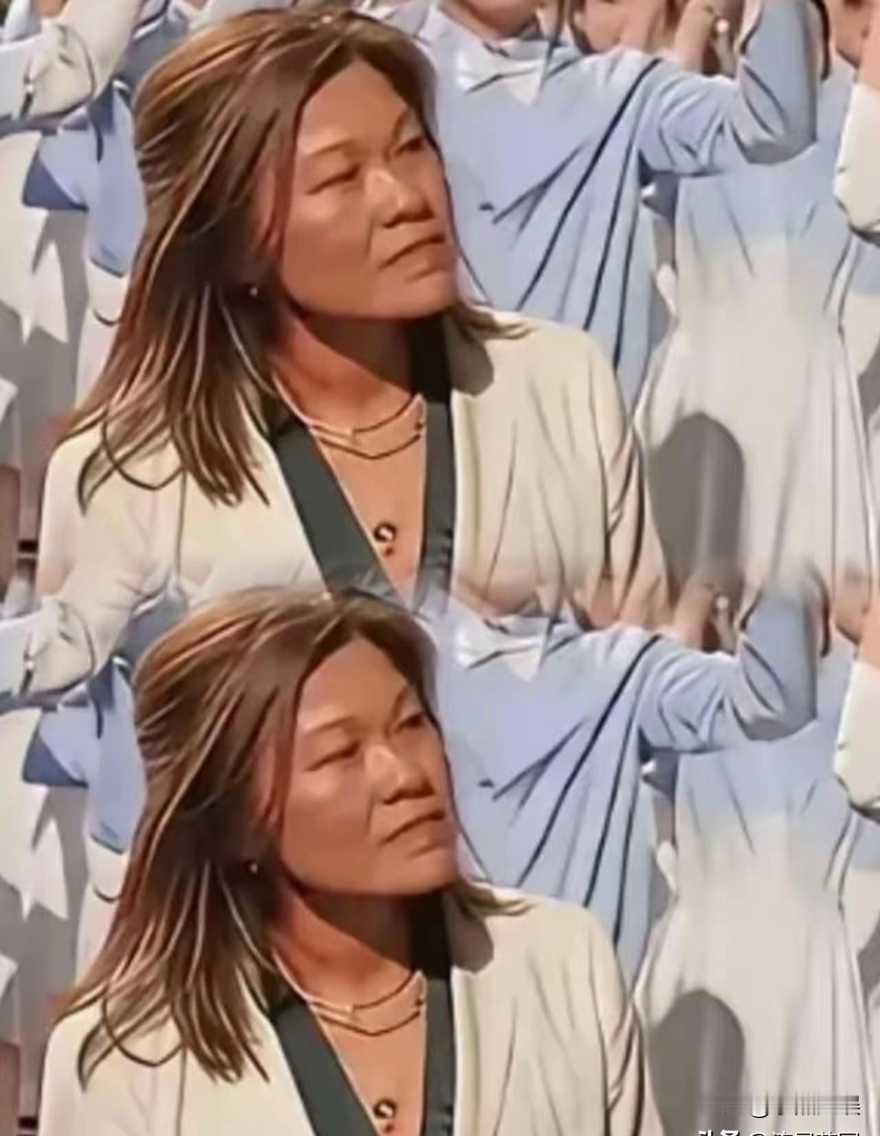 千万别被皮囊迷惑。这位看着像街头拾荒者的老人，实则是特朗普访华时的翻译。她叫钟岚
