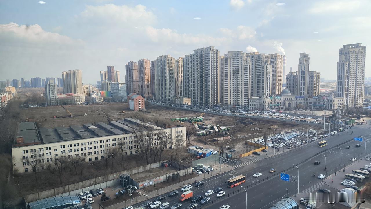 比优特大厦对面的空地开始施工了，之前的规划是工业厂区艺术街区+商业综合体的组合，