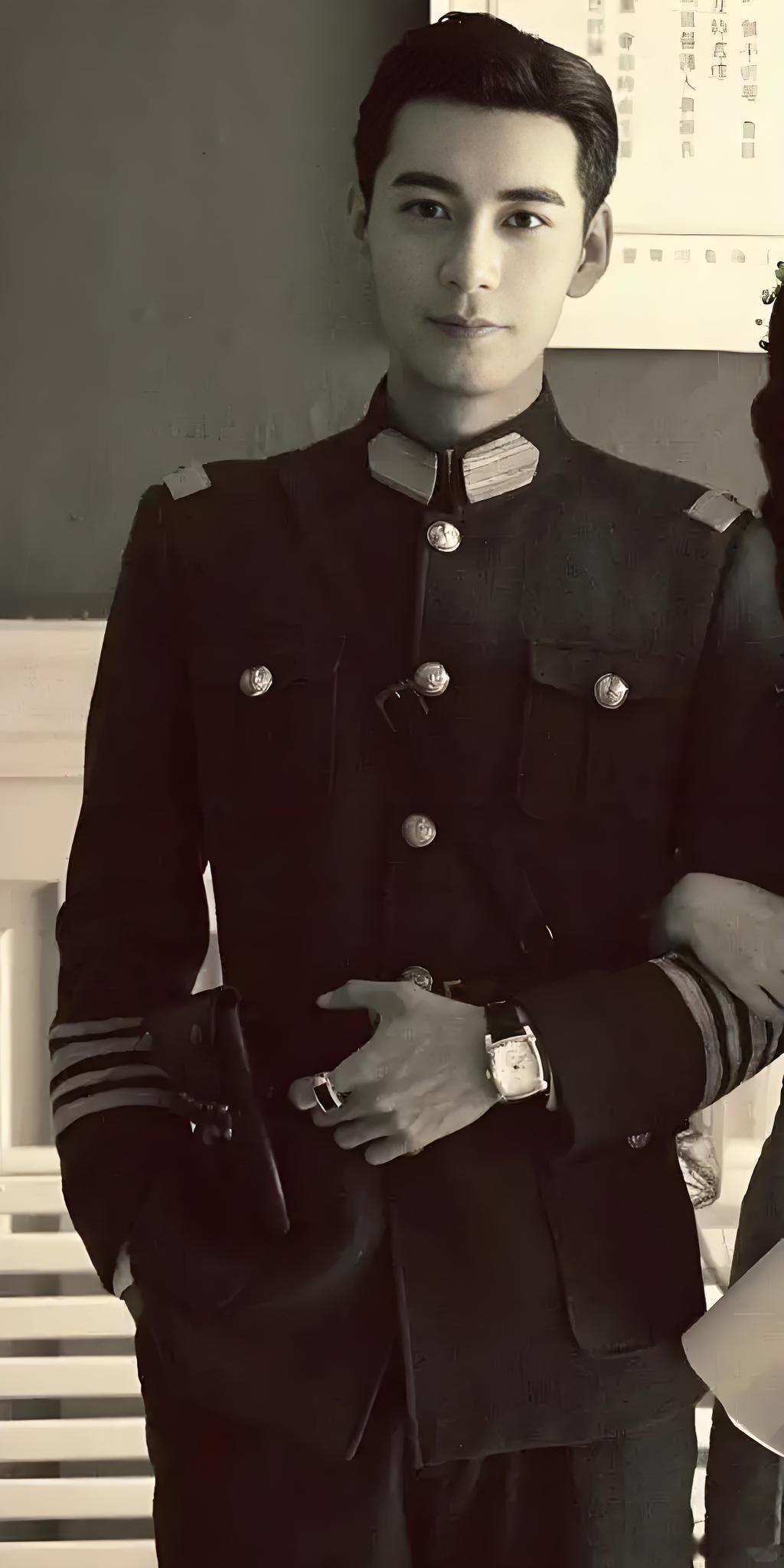 统一军装审美的男人杀回来了陈星旭的民国军装真的不用多说！每次只要他穿民国军装出镜