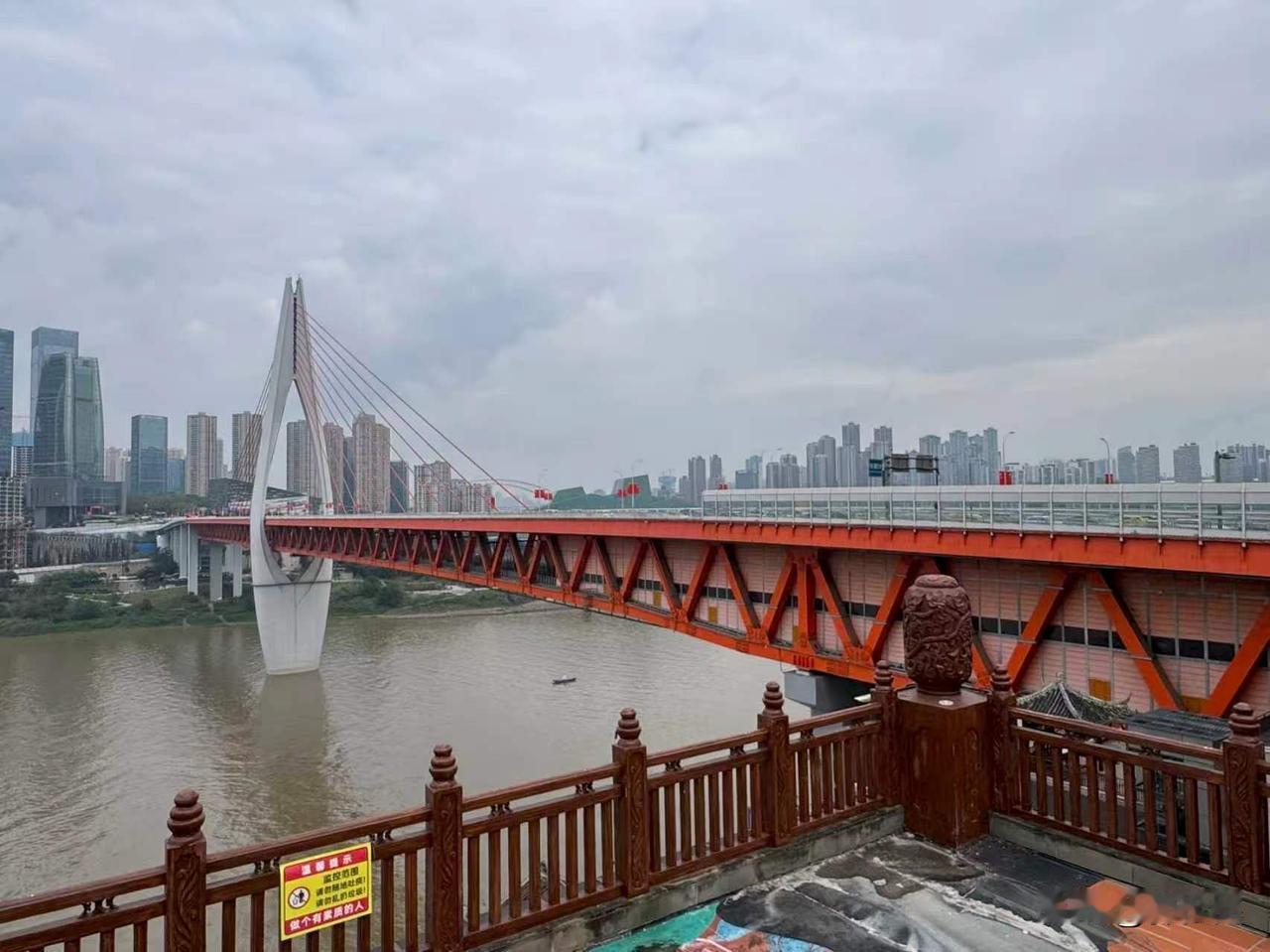 黄某帆被查后，他过去的一些话又被翻出来了。

以前一听“经济专家”“金融市长”，