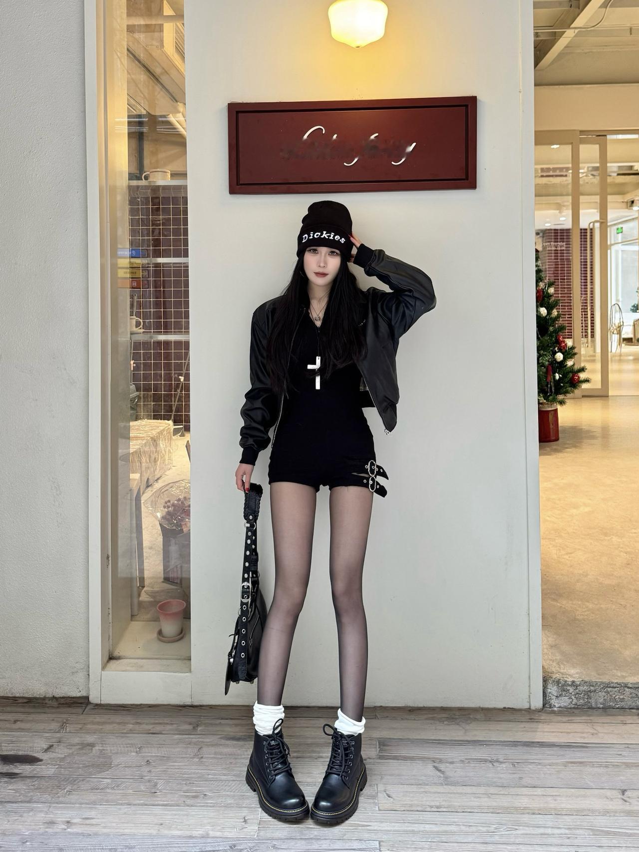 all black潮酷辣妹🖤秋冬怎么少得了马丁靴！|||冬天出街也要依旧保持帅