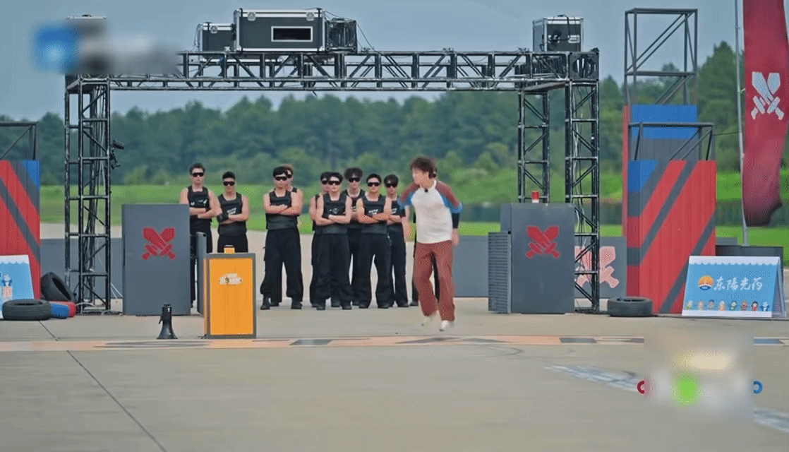 王赫野内娱真体育生 王赫野的体能绝了！音乐节到处跑不喊累，节目里跑步环节一个人甩