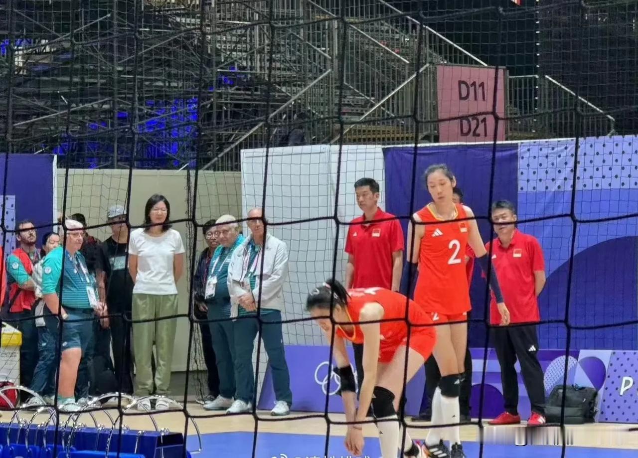郎导出现在中国女排热身场
       今晚中国女排将开始巴黎奥运会首秀，中国女