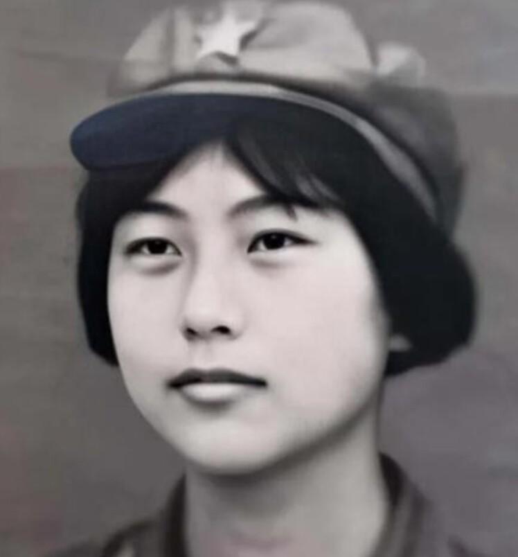 1982年，一女飞行员驾驶运输机从张家口机场起飞，当飞机爬到700米高空时，一架