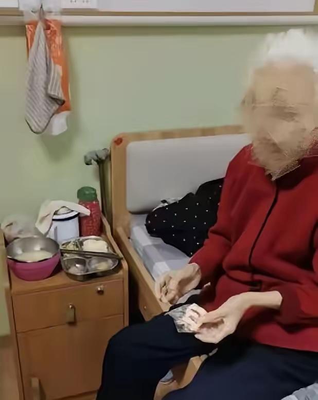 西安一位91岁老人，每月缴费四千多住进养老院，却在楼梯失足滚落，摔伤昏迷半个多小