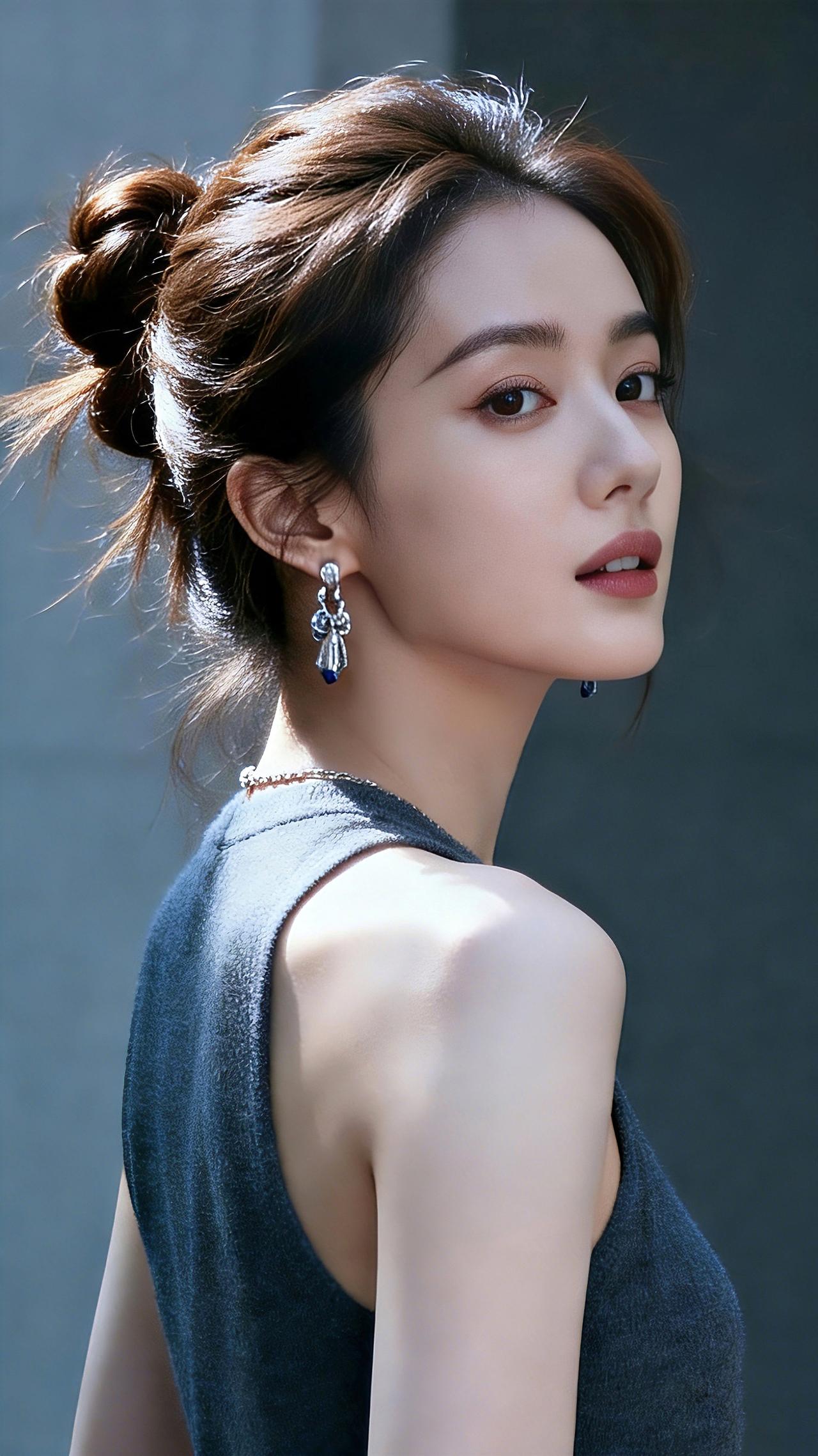 九帧同绘高髻温婉仙。发髻高挽碎发垂，无袖深灰衣衬肩颈。蓝宝石耳饰链耀光，侧颜精致