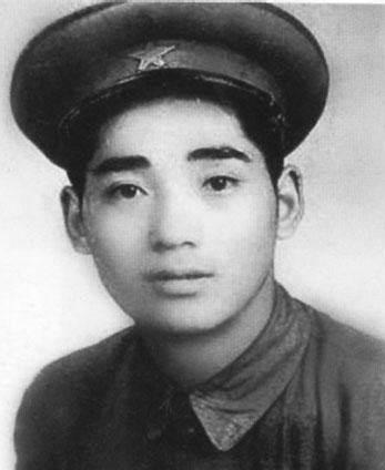 1952年，朝鲜战争中我军飞行员杨汉黄遭遇敌机，以一敌四击落两架敌机后跳伞逃生。