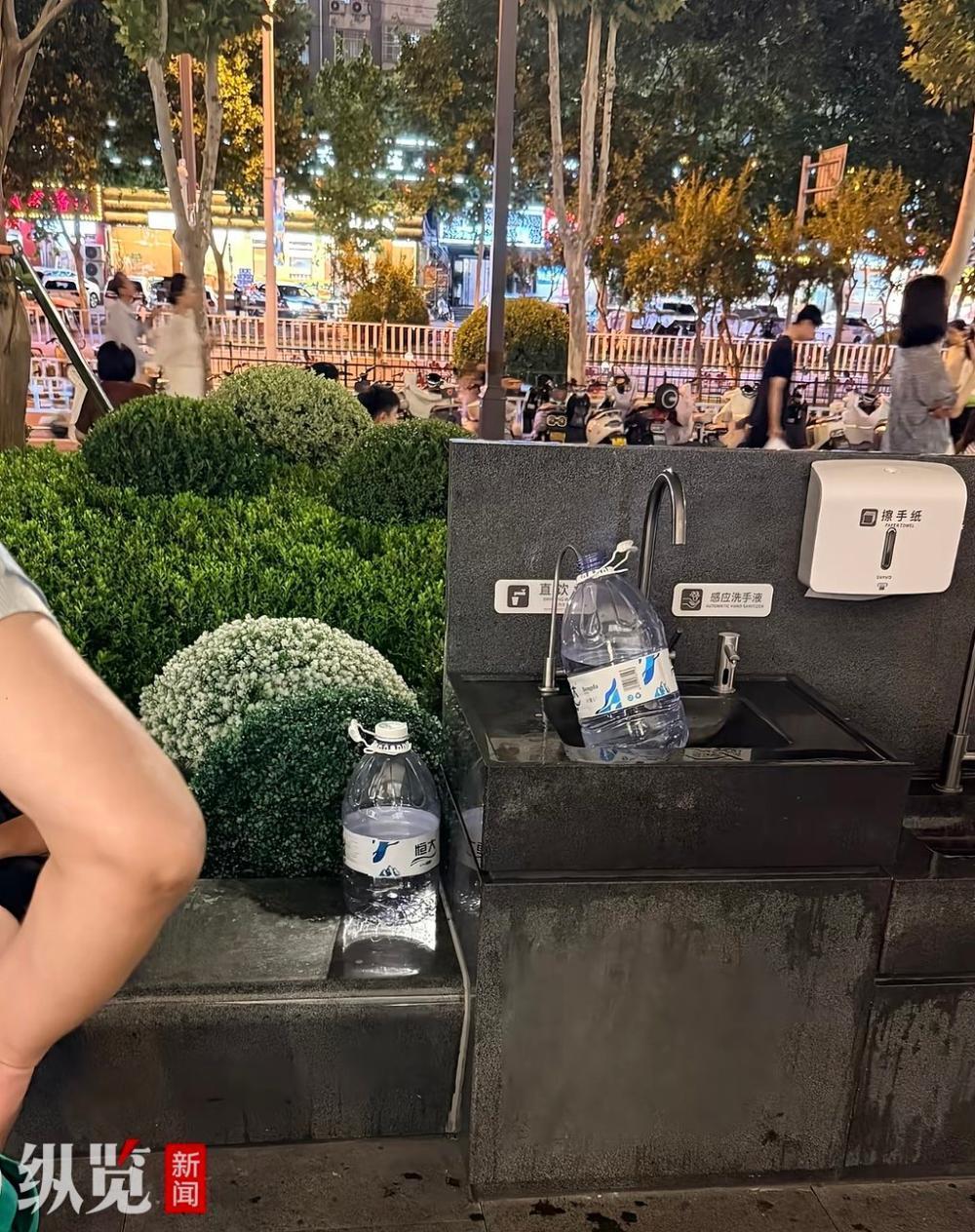 有网友在视频平台发布了一段视频，称“胖东来广场直饮水，秒变大型蓄水现场”。视频显