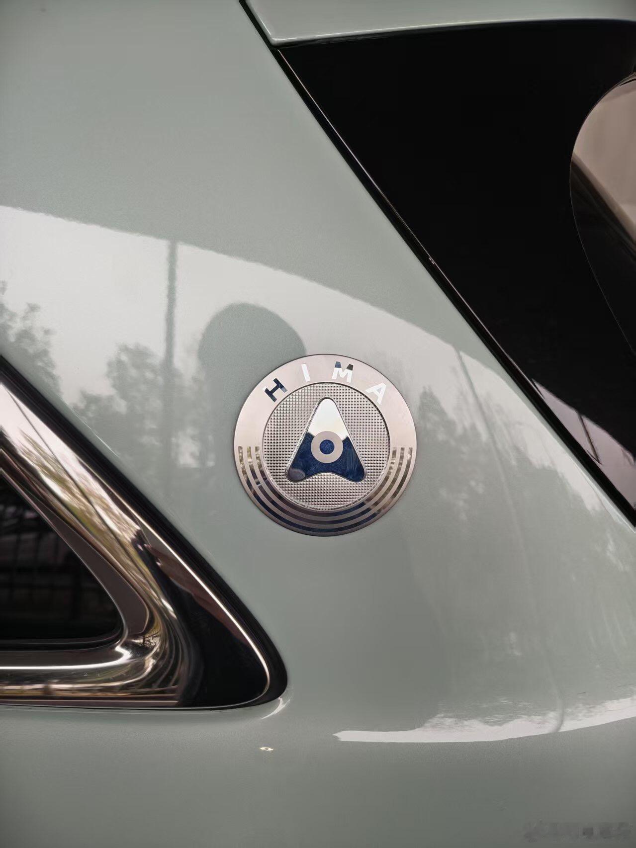 你别说鸿蒙徽章贴车上还挺好看 