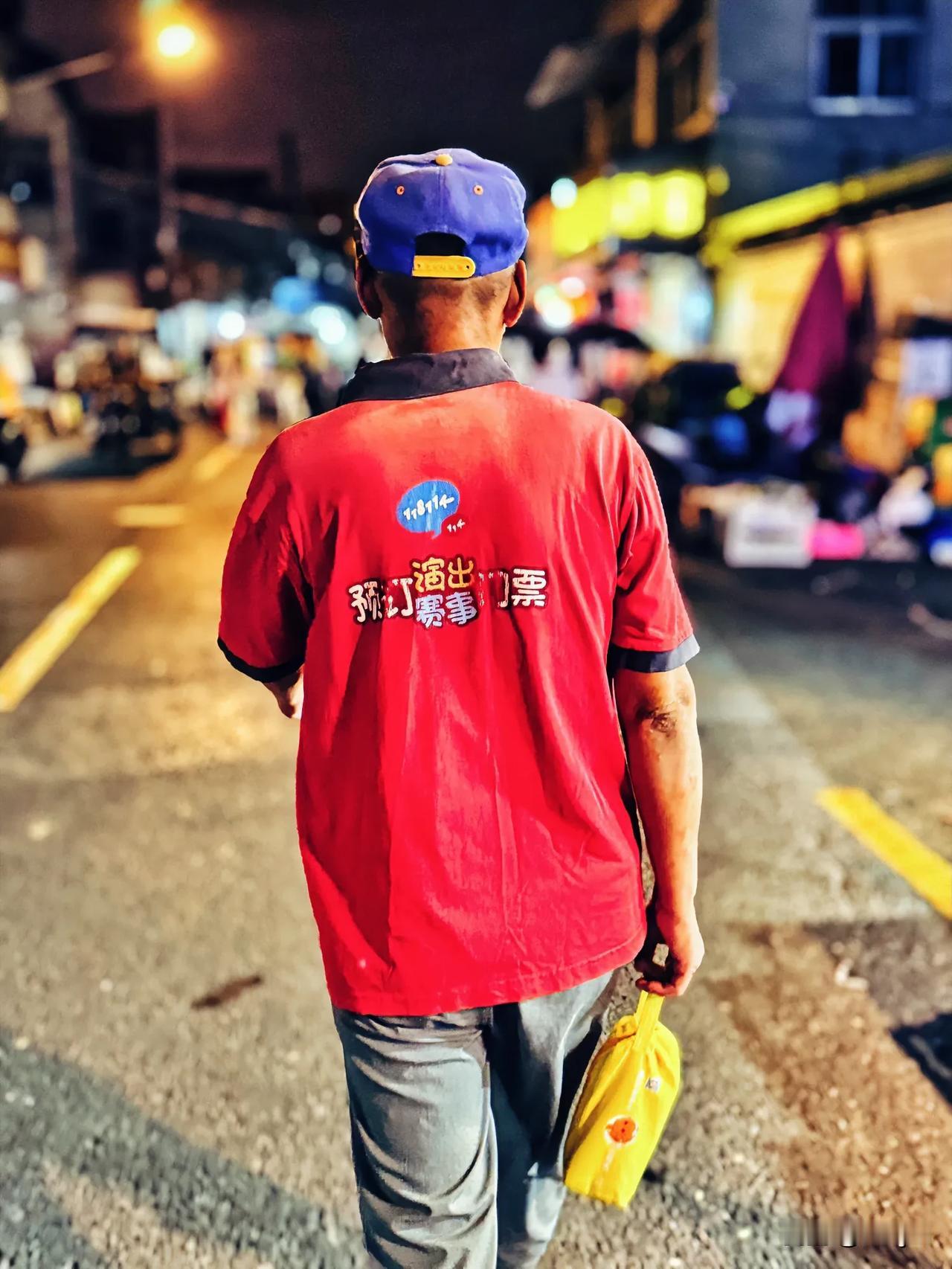流动广告～20240924常州，在蓝天步行街，见前面一人穿着预订演出、赛事门票的