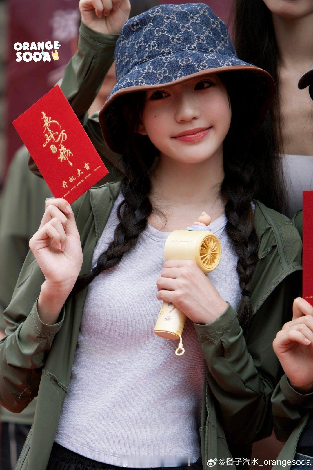 表妹万福今日开机被表妹万福开机的这个小妹妹陈芷琰萌到了！剧里饰演小妹妹裴月仙，戏