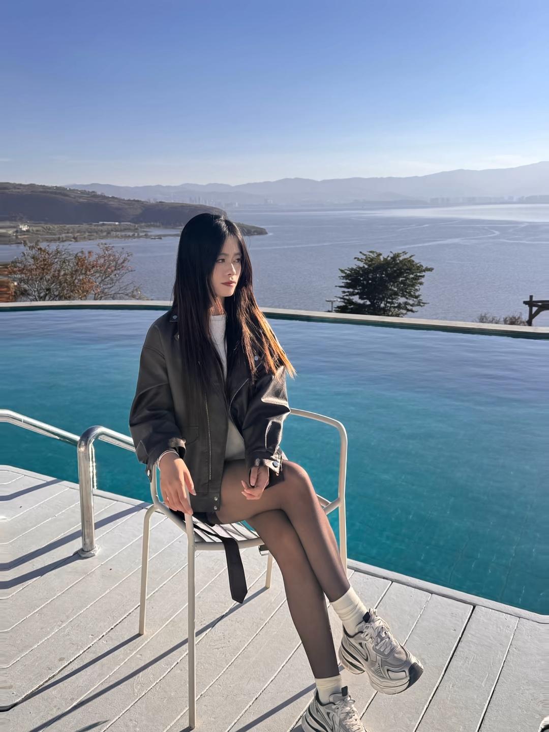 阳光洒在泳池边，静享悠闲时光🌞💙