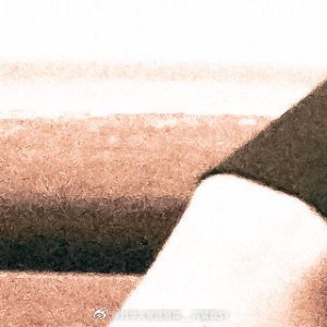 晚安心语 “晚安，愿你梦里有一片柔软的云，醒来时嘴角还带着笑的弧度。” 