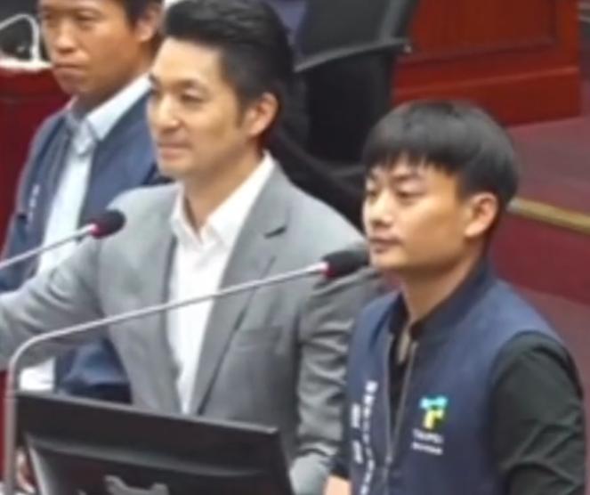 民进党台北市议员何孟桦在台北市议会质询时就台北市推出无烟商圈政策和台北市研考会主