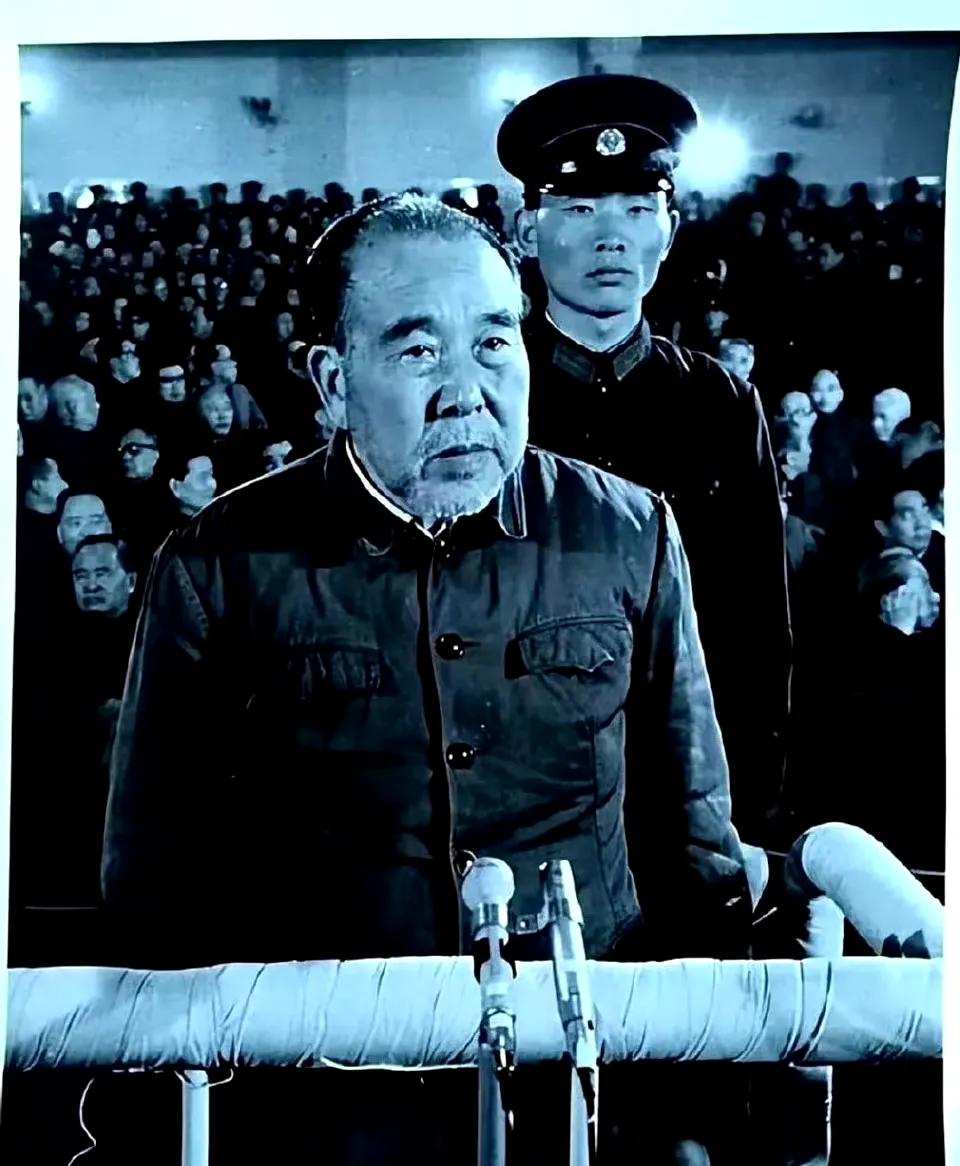 1981年，黄永胜站在法庭上，接受审判的照片令人印象深刻，镜头中他穿着一件棉大衣