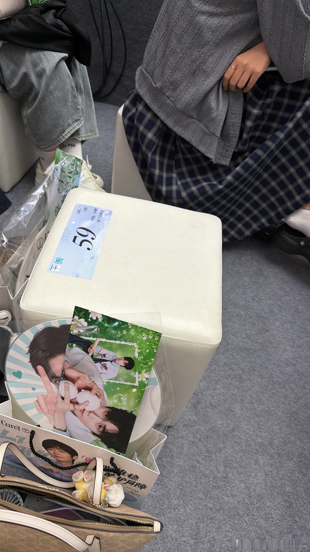 我旁边位置空的 谁来陪我说话好无聊 